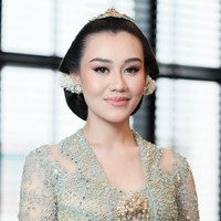 Wanita 22 tahun ini menata rambutnya dengan sanggul Jawa tradisional, dihiasi headpiece dan melati di bagian belakang. Riasan bernuansa nude kembali jadi pilihan Aaliyah untuk tampil cantik di hari istimewa. Foto: Instagram/@aaliyah.massaid @leoafandi_