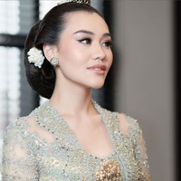 Untuk acara ini, Aaliyah mengenakan kebaya hijau sage berhias payet dan kristal, masih dari koleksi Anggi Asmara. Foto: Instagram/@aaliyah.massaid @leoafandi_