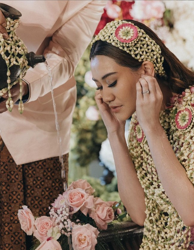 Aaliyah memakai riasan wajah bernuansa nude peach hasil karya makeup artist Leo Afandi. Riasan fokus di area mata yang memberi kesan sorot mata lebih tegas. Foto: Instagram/@aaliyah.massaid @leoafandi_