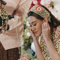 Aaliyah memakai riasan wajah bernuansa nude peach hasil karya makeup artist Leo Afandi. Riasan fokus di area mata yang memberi kesan sorot mata lebih tegas. Foto: Instagram/@aaliyah.massaid @leoafandi_