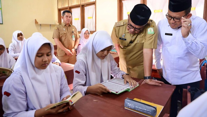 Siswa SMA di Aceh baca Al-Quran sebelum memulai pelajaran. (Dok Pemprov Aceh)
