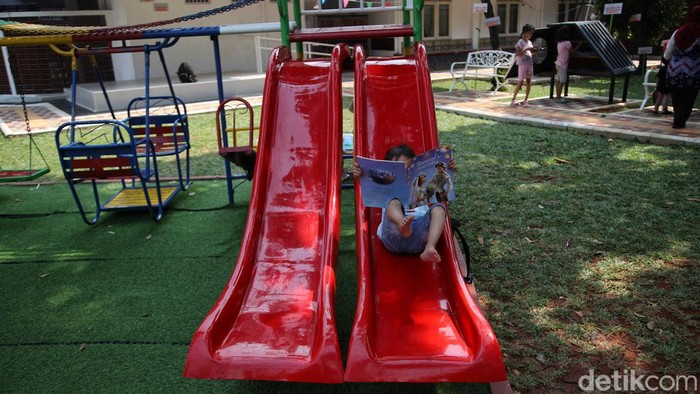 Sejumlah anak membaca buku di Taman Baca Ramah Anak dan disabilitas di Sentra Terpadu Pangudi Luhur di Bekasi, Jawa Barat, Selasa (23/7/2024).