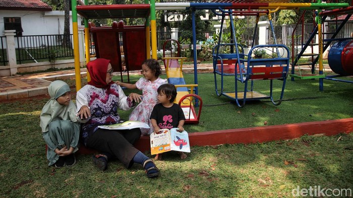 Suasana Taman Baca Ramah Anak dan Disabilitas di Bekasi Sejumlah anak membaca buku di Taman Baca Ramah Anak dan disabilitas di Sentra Terpadu Pangudi Luhur di Bekasi, Jawa Barat, Selasa (23/7/2024).