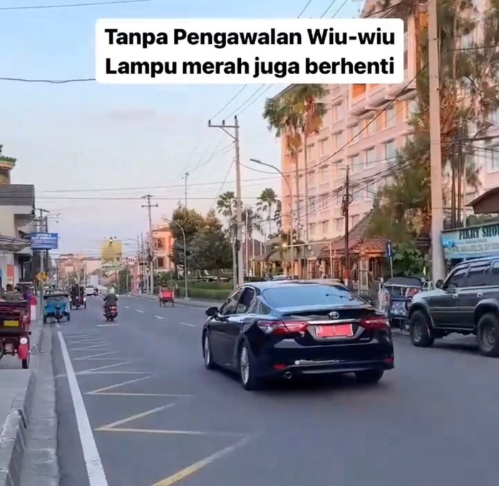 Momen mobil dinas yang ditumpangi Gubernur DIY Sri Sultan Hamengku Buwono X melaju di jalanan Jogja tanpa pengawalan.