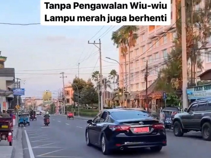 Momen mobil dinas yang ditumpangi Gubernur DIY Sri Sultan Hamengku Buwono X melaju di jalanan Jogja tanpa pengawalan.