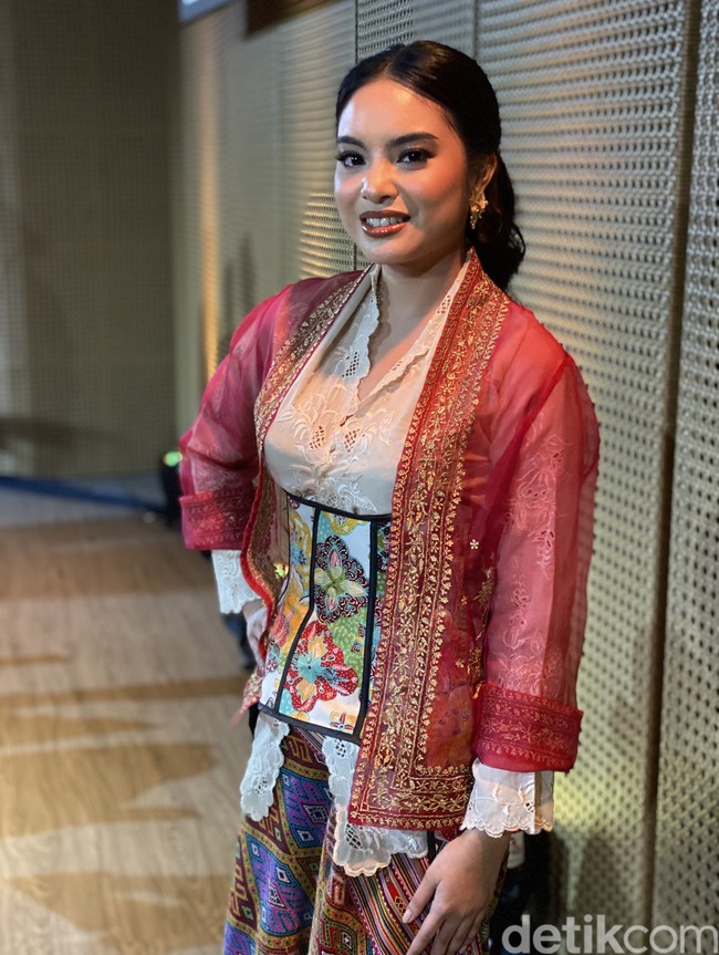 Semangat bangga berkebaya juga ia tularkan kepada murid-murid sanggar tari Bali yang didirikannya di Jakarta. “Alhamdulillah mereka mengapresiasinya dan dengan sukarela memakai kebaya setiap kami latihan,” kata perempuan yang bernama lengkap Rakyan Ratri Syandria Sari Mardika Wati Guntur Soekarno Putri Kameron ini. (Foto: Daniel Ngantung/detikcom)