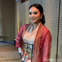 Semangat bangga berkebaya juga ia tularkan kepada murid-murid sanggar tari Bali yang didirikannya di Jakarta. “Alhamdulillah mereka mengapresiasinya dan dengan sukarela memakai kebaya setiap kami latihan,” kata perempuan yang bernama lengkap Rakyan Ratri Syandria Sari Mardika Wati Guntur Soekarno Putri Kameron ini. (Foto: Daniel Ngantung/detikcom)