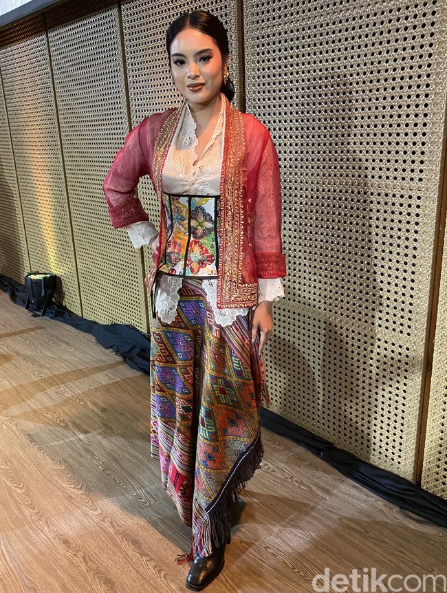 Hagai Pakan, celebrity stylist yang digandeng untuk film ‘Kebaya Kala Kini’, juga berada di balik penampilan ini. “Ini kain Timor salah satu koleksi pribadi mama Ghea (Panggabean),” ujar Hagai merujuk pada nama desainer kondang Tanah Air itu. (Foto: Daniel Ngantung/detikcom)