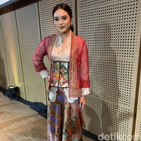 Hagai Pakan, celebrity stylist yang digandeng untuk film ‘Kebaya Kala Kini’, juga berada di balik penampilan ini. “Ini kain Timor salah satu koleksi pribadi mama Ghea (Panggabean),” ujar Hagai merujuk pada nama desainer kondang Tanah Air itu. (Foto: Daniel Ngantung/detikcom)