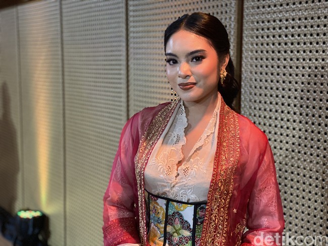 Saat kebanyakan perempuan Indonesia hanya berkebaya untuk kesempatan tertentu, cucu Guntur Soekarnoputra ini memakai kebaya seperti pakaian sehari-hari. “Kedua orangtuaku dan eyangku mewajibkan kami untuk sering berkebaya. Jadi dari kecil sudah terbiasa,” ungkapnya. (Foto: Daniel Ngantung/detikcom)