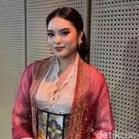 Saat kebanyakan perempuan Indonesia hanya berkebaya untuk kesempatan tertentu, cucu Guntur Soekarnoputra ini memakai kebaya seperti pakaian sehari-hari. “Kedua orangtuaku dan eyangku mewajibkan kami untuk sering berkebaya. Jadi dari kecil sudah terbiasa,” ungkapnya. (Foto: Daniel Ngantung/detikcom)