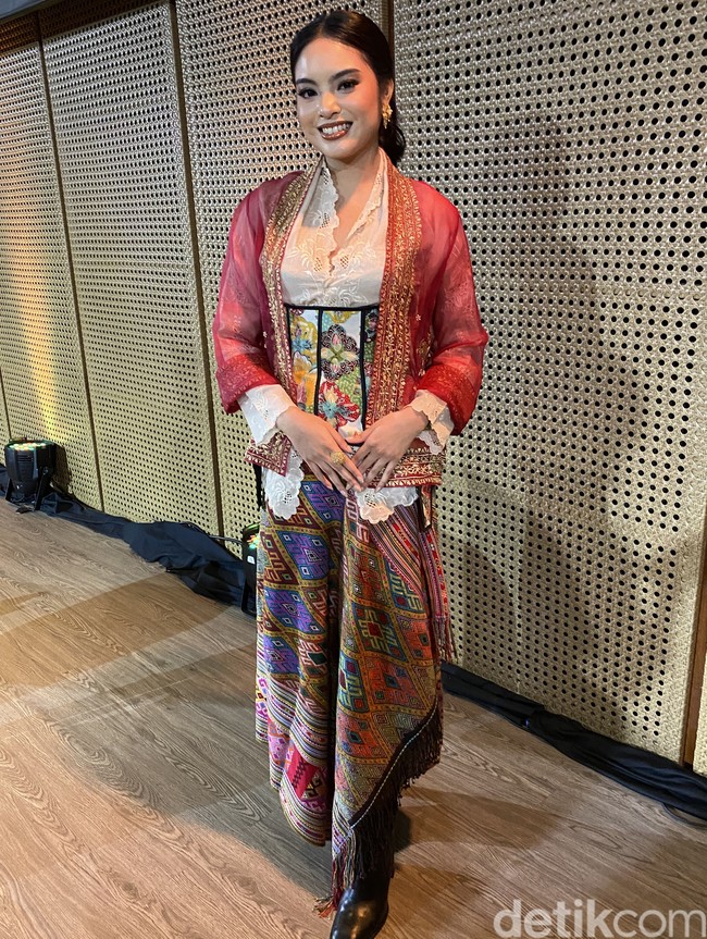 Mempromosikan film tentang kebaya yang peluncurannya hanya sehari menjelang Hari Kebaya Nasional yang diperingati setiap 24 Juli, Syandria pun menyesuaikan penampilannya. Padanan kebaya dengan kain Nusantara yang sarat warna menjadi andalan perempuan 24 tahun ini. (Foto: Daniel Ngantung/detikcom)