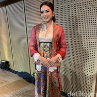 Mempromosikan film tentang kebaya yang peluncurannya hanya sehari menjelang Hari Kebaya Nasional yang diperingati setiap 24 Juli, Syandria pun menyesuaikan penampilannya. Padanan kebaya dengan kain Nusantara yang sarat warna menjadi andalan perempuan 24 tahun ini. (Foto: Daniel Ngantung/detikcom)