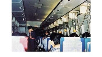 Salah satu bencana udara paling tragis dalam sejarah terjadi pada 12 Agustus 1985, ketika sebuah Boeing 747 dalam perjalanan dari Tokyo ke Osaka mengalami dekompresi eksplosif secara tiba-tiba saat dalam penerbangan. Gambar ini diambil sebelum pesawat jatuh di Gunung Takamagahara, menewaskan 15 awak dan 505 dari 509 penumpang di dalamnya. Foto: Brightside