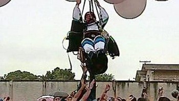 Adelir Antônio de Carli, seorang pendeta asal Brasil, berusaha memecahkan rekor dunia baru dengan terbang menggunakan 600 balon helium selama lebih dari 19 jam. Setelah kepergiannya, dia tidak pernah terlihat lagi. Meskipun ada spekulasi awal bahwa dia mungkin selamat dari pendaratan darurat, harapan ini pupus ketika potongan tubuhnya ditemukan terdampar di pantai dua bulan kemudian. Foto: Brightside
