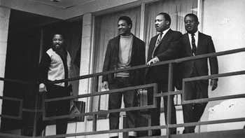 Martin Luther King Jr. berada di balkon Motel Lorraine di Memphis, TN, pada tanggal 3 April 1968, menyambut pertemuan para pendukung. Tak lama setelah foto ini diambil, dia ditembak mati oleh James Earl Ray. Dalam gambar ini, King terlihat bersama pemimpin hak-hak sipil Hosea Williams, Jesse Jackson, dan Ralph Abernathy. Foto: Brightside