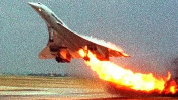 Air France Penerbangan 4590 dengan pesawat Concorde ini dijadwalkan untuk perjalanan internasional dari Paris, Prancis, ke New York City pada tanggal 25 Juli 2000. Saat lepas landas, pesawat menabrak puing-puing di landasan pacu, yang menyebabkan ban bocor dan memicu serangkaian kecelakaan. Kejadian yang mengakibatkan tangki bahan bakar terbakar. Pesawat tersebut segera menabrak hotel terdekat, secara tragis merenggut nyawa 109 penumpang dan awak di dalamnya. Foto: Brightside