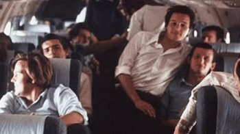 Ini adalah foto terakhir dari penerbangan 571 Uruguay yang terkenal tragis, diambil tepat sebelum mengalami bencana di Andes pada tanggal 13 Oktober 1972. Dari 45 orang di dalamnya, 27 orang selamat dari kecelakaan tersebut. Menghadapi kondisi ekstrem untuk bertahan hidup, mereka terpaksa melakukan kanibalisme. Pada akhirnya, dari 27 orang yang selamat dari kecelakaan awal, 16 orang berhasil diselamatkan setelah 72 hari. Foto: Brightside