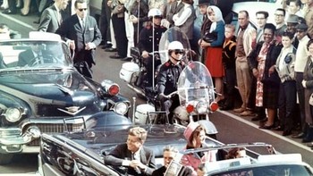 Beberapa saat sebelum JFK ditembak oleh Lee Harvey Oswald. Foto: Brightside