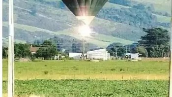 Sebuah balon udara menabrak kabel listrik di Caterton, Selandia Baru, menewaskan 11 orang. Foto: Brightside