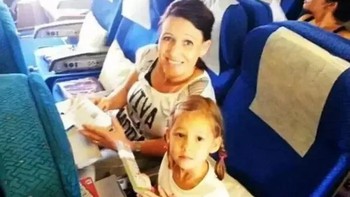 Foto seorang istri dan putrinya diambil oleh sang ayah saat mereka menaiki pesawat MH17 sebelum ditembak jatuh di Ukraina. Foto: Brightside