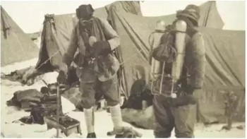 George Mallory dan Sandy Irvine di basecamp mereka di Gunung Everest. Tidak ada yang kembali hidup-hidup. Foto: Brightside