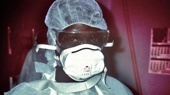 Seorang wanita bernama Mayinga NSeka bekerja sebagai perawat pada tahun 1976 selama wabah Ebola pertama di Zaire yang sekarang Republik Demokratik Kongo. Mayinga NSeka meninggal saat menangani pasiennya. Dia memberikan hidupnya untuk membantu menyembuhkan orang lain. Rest in peace! Foto: Brightside