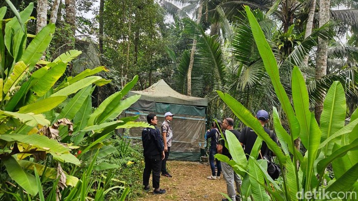 Tenda yang dijadikan sebagai laboratorium narkoba rahasia (clandestine lab) di depan sebuah vila di kawasan Keliki Kawan, Kecamatan Payangan, Gianyar, Bali. Pabrik narkoba itu dikendalikan oleh warga negara asing (WNA).