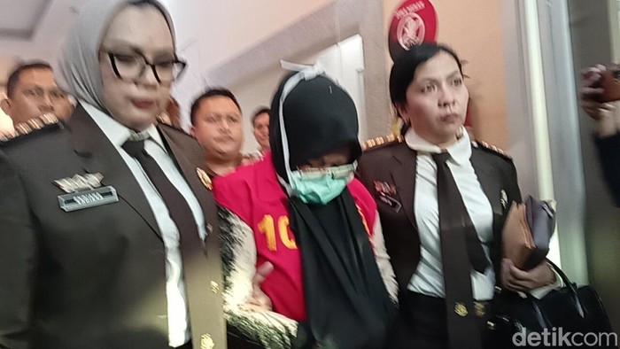 Tersangka digiring ke mobil tahanan untuk dibawah ke Rutan Pakjo