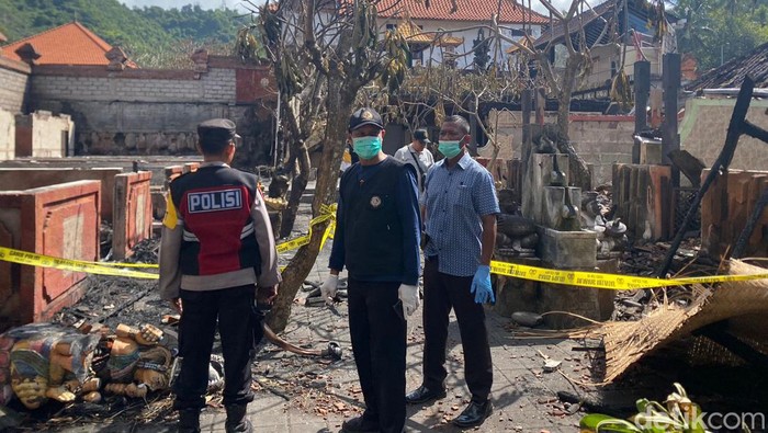 Tim Labfor Polda Bali mengolah TKP vila dan restoran yang terbakar di Desa Padangbai, Kecamatan Manggis, Karangasem, Selasa (23/7/2024) (Dok. Polres Karangasem)