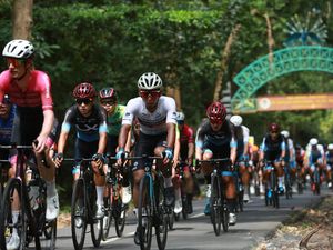 Pembalap Susuri Alas Purwo Banyuwangi di Etape 2 TdBI