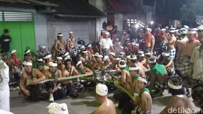 Tradisi Bukakak di Desa Sudaji, Kecamatan Sawan, Kabupaten Buleleng, Bali Senin (22/7/2024) malam. (Made Wijaya Kusuma)
