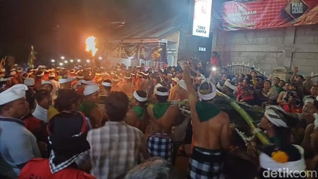 Tradisi Bukakak di Desa Sudaji, Kecamatan Sawan, Kabupaten Buleleng, Bali Senin (22/7/2024) malam. (Made Wijaya Kusuma)