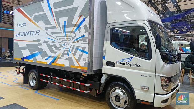 Truk listrik pertama di Indonesia akhirnya rilis yakni e-Canter dari Mitsubishi Fuso dalam gelaran GIIAS 2024, ICE BSD Selasa (23/7/2024). (CNBC Indonesia/Ferry Sandi)