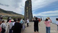Tugu di Tepi Danau Sayram menarik minat traveler untuk diabadikan dalam gambar.