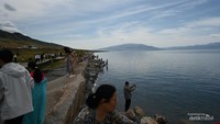 Aktifitas pengunjung dari tepi danau Sayram