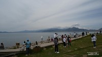 Danau Sayram dan gunung disekelilingnya.