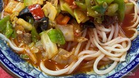 Salah satu makanan khas di Xinjiang, mie rebus dengan aneka sayur.