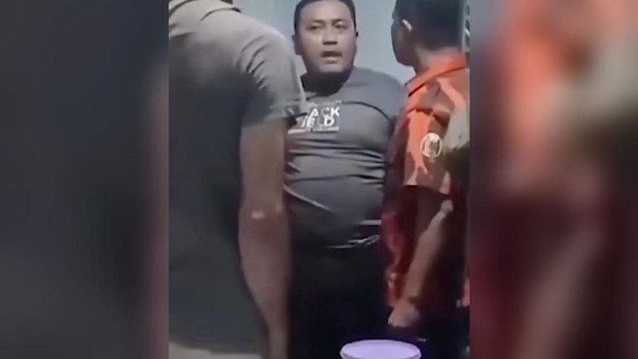 Foto tangkapan layar video kedua pria adu mulut di Kebumen gegara dugaan kasus pungutan liar.