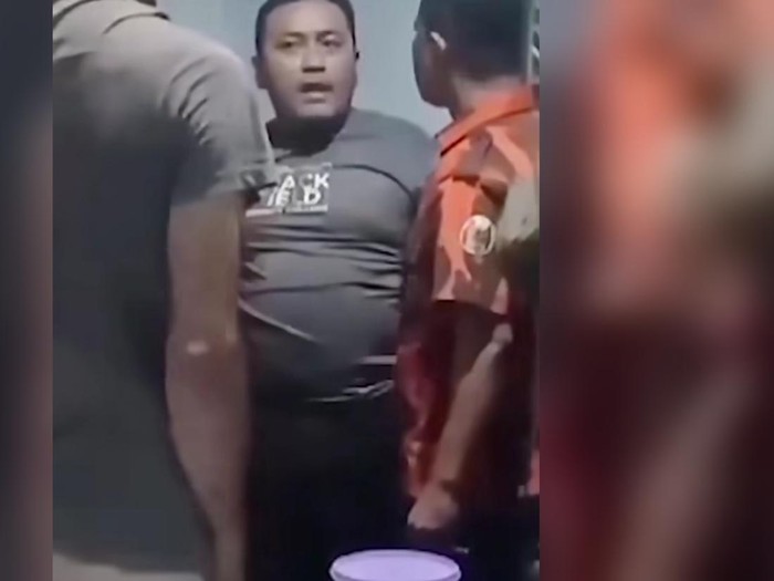Foto tangkapan layar video kedua pria adu mulut di Kebumen gegara dugaan kasus pungutan liar.