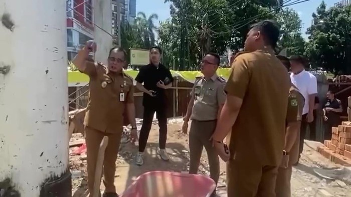 Walkot Meda Bobby Nasution ngamuk saat tinjau pembangunan tugu. (Istimewa)