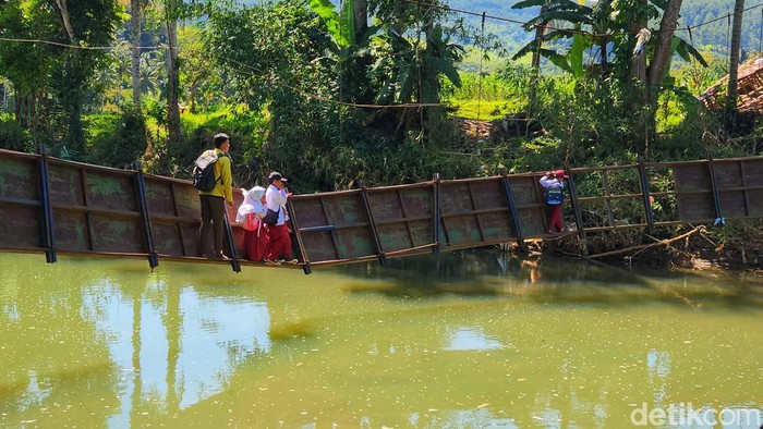 Warga harus meniti jembatan miring di Sukabumi..