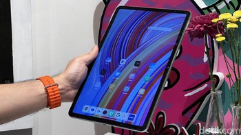 Layarnya berukuran 12,1 inch 2.560 x 1.600 pixel dengan panel IPS, tingkat kecerahan 600 nits dan refresh rate 120Hz. Layarnya ini juga dilapisi oleh Gorilla Glass 3.Foto: detikINET/Anggoro Suryo Jati