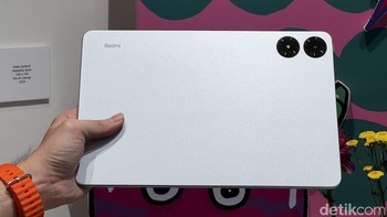 Dari sisi desain, Redmi Pad Pro punya tampilan unik pada bagian belakangnya, yaitu dua bulatan besar pada sisi kiri atas. Foto: detikINET/Anggoro Suryo Jati