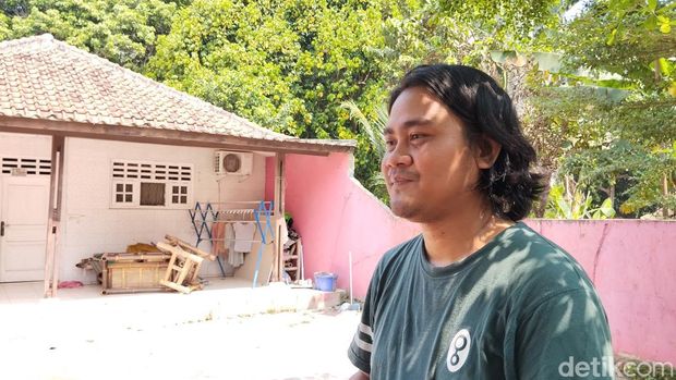 Yudi selaku adik korban pembunuhan bernama Asep Saepudin dan rumah Asep di Kabupaten Bekasi. (Maulana Ilhami Fawdi/detikcom)