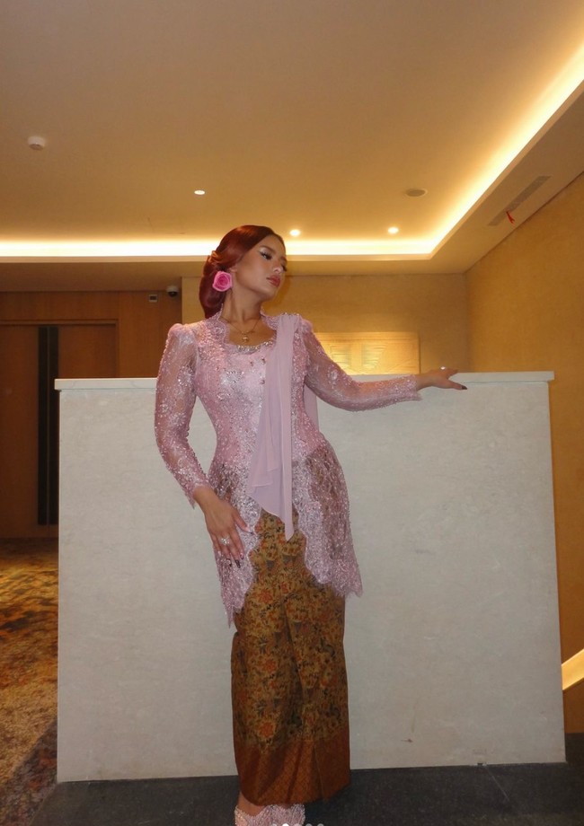 Melalui akun Instagram pribadinya Zahwa membagikan foto-foto penampilannya saat menghadiri acara siraman Aaliyah. Mengenakan kebaya seragam keluarga berwarna merah muda, Zahwa tampil menawan dengan rambut yang juga tersanggul. Foto: Instagram/@zahwamassaid