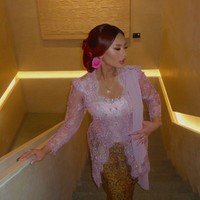 Penampilan kakak Aaliyah sekaligus anak pertama Reza Artamevia, Zahwa Massaid juga tak kalah jadi sorotan. Zahwa mengenakan kebaya brukat rancangan desainer yang sama dengan sang bunda, Dea Febrinda. Kebaya yang dikenakan Zahwa terlihat lebih soft dengan selendang yang juga berwarna pink. Kedua bagian lengannya tampak dibuat menerawang. Foto: Instagram/@zahwamassaid