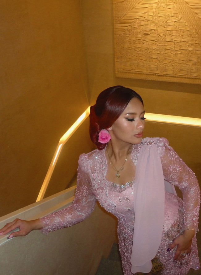 Melengkapi penampilannya Zahwa juga mengenakan beberapa aksesori simpel seperti kalung 2 layer dan cincin. Zahwa sendiri diketahui selama ini tinggal di Amerika. Demi sang adik yang akan segera menikah, Zahwa pun menyempatkan pulang ke Indonesia. Foto: Instagram/@zahwamassaid