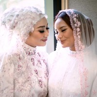 Sebelumnya penampilan Zahwa juga tak kalah mencuri atensi saat menghadiri acara pengajian Aaliyah dan Thariq. Kompak dengan sang bunda, Reza Artamevia, Zahwa tampil mengenakan dress putih panjang dipadukan kerudung dengan bordir merah muda. Foto: Instagram/@deafebrindagallery
