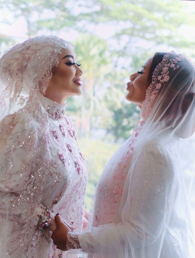 Banyak yang menyebut jika Zahwa terlihat seperti Reza Artamevia saat masih muda. Wajah ibu dan anak ini bak pinang dibelah dua. Foto: Instagram/@dean_818